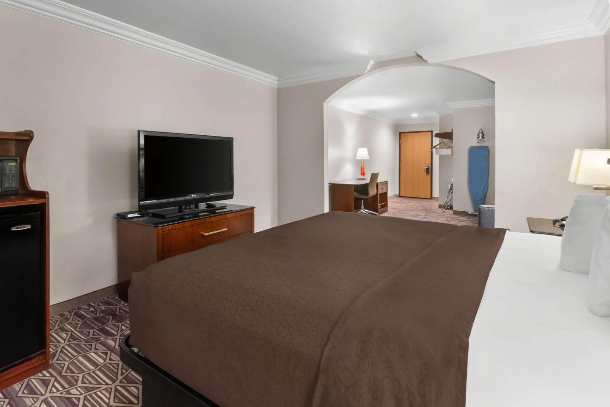 Surestay Plus By Best Western Fort Worth Benbrook Exterior photo