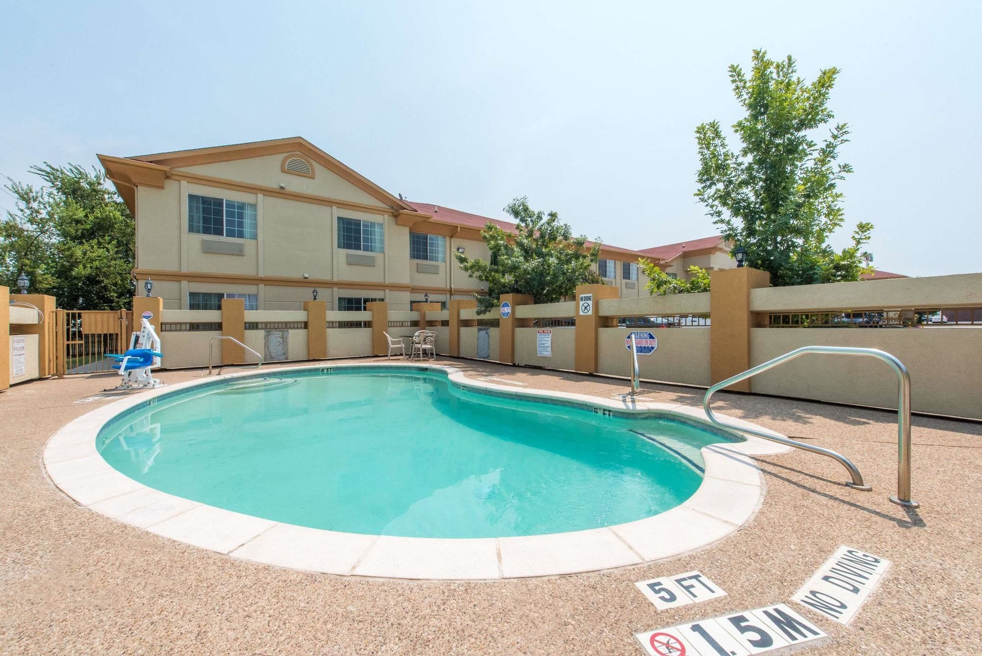 Surestay Plus By Best Western Fort Worth Benbrook Exterior photo